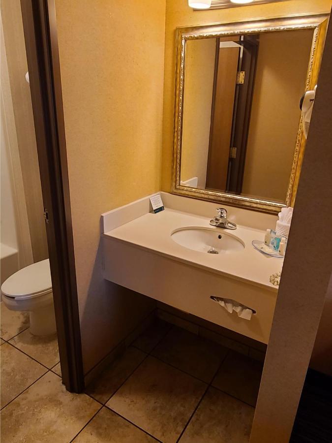 Quality Inn & Suites Wellington - Fort Collins Екстериор снимка